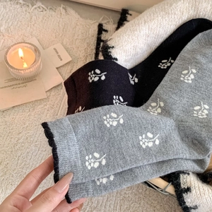 Floral cashmere blend mid-calf socks with scalloped edges for autumn and winter