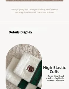 Gros plan de chaussettes thermiques blanches avec rayures vertes et broderie d'ours Teddy