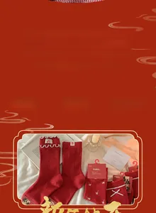 Détails de chaussettes en coton rouge avec nœuds et bords à volants aux motifs festifs