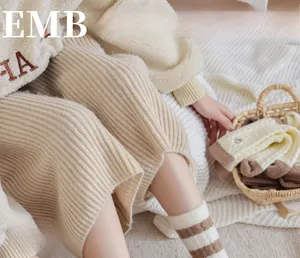 Gros plan de chaussettes en tricot à rayures beige avec une tenue d'hiver
