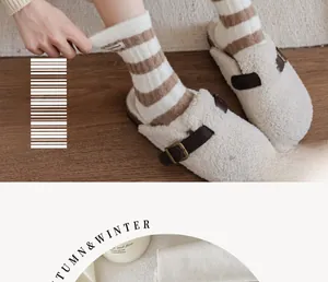 Détail de chaussettes d'hiver rayées et pantoufles en peluche blanche sur parquet