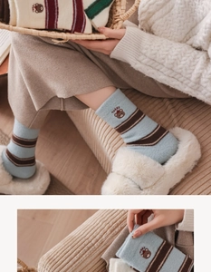 Détail de chaussettes en tricot à rayures bleu clair avec broderie ours Teddy pour l'hiver