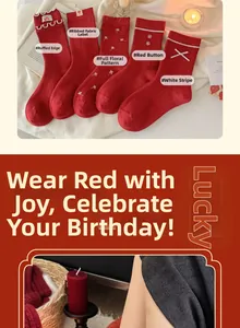 Détail de cinq chaussettes en coton rouge avec volants, boutons et motifs à rayures