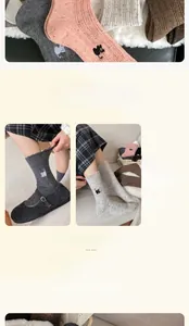 Détail de chaussettes en laine avec tricot côtelé fin et broderie de chat délicate