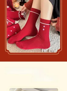 Détail de chaussettes festives rouges avec texture côtelée et décor de boutons