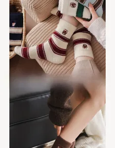 Détail de chaussettes en laine blanche chaude avec broderie ours Teddy et motif rayé