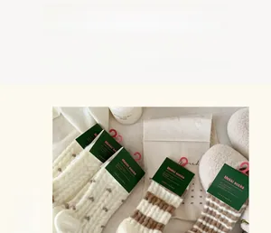 Gros plan de chaussettes d'hiver épaisses et chaudes à rayures couleurs Maillard avec emballage