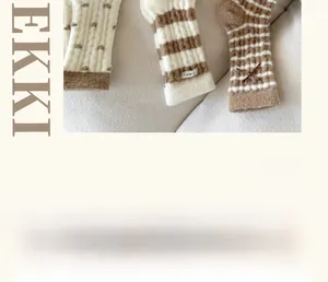 Vue détaillée de chaussettes d'hiver rayées avec nœud et étiquette Happiness