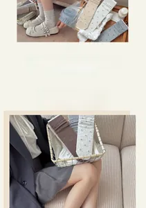 Détails de chaussettes mi-hautes de style français avec fleurs et tons terreux chauds
