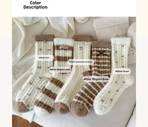 Vue détaillée de cinq paires de chaussettes thermiques épaisses avec motifs cœurs et rayures