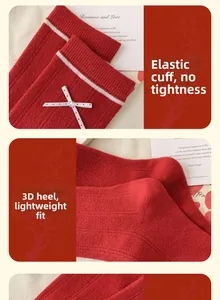 Détail de chaussettes rouges avec nœuds à pois et bords-côtes élastiques