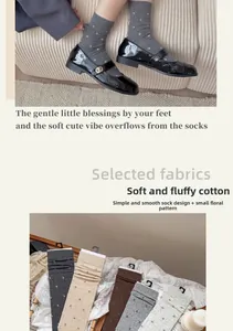 Détail de chaussettes à fleurs de couleurs variées montrant le coton doux et le tricot