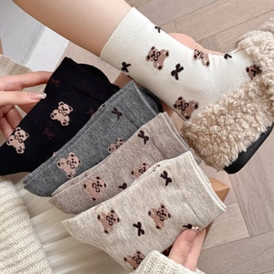 Set of 5 pairs of thermal cotton crew socks for women featuring cute brown bear patterns