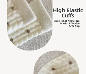 Détail du bord élastique des chaussettes en peluche chaude à pois marron