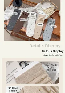 Détail de la broderie florale délicate sur des chaussettes douces en coton mélangé
