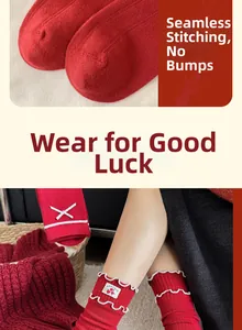 Détail de chaussettes rouges avec pointe sans couture, bordure dentelle et écusson brodé
