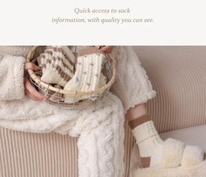Vue détaillée de chaussettes en peluche rayées chaudes dans un cadre intérieur douillet