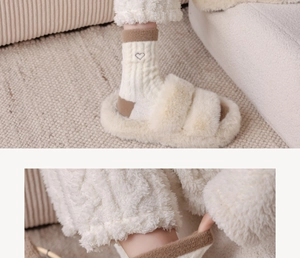 Gros plan de chaussettes en peluche épaisse avec broderie coeur et texture polaire