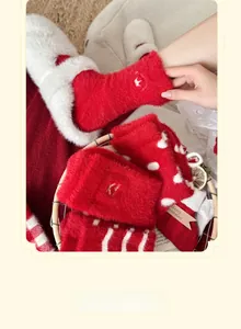 Détail de chaussettes en velours de vison rouge et blanc avec texture polaire épaisse