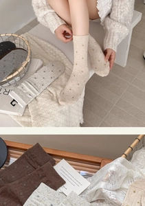 Détail de chaussettes mi-mollet à fleurs de style français aux tons crème doux