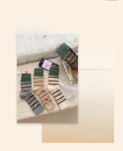 Détail de chaussettes rayées en coton avec de jolies broderies de dessins animés