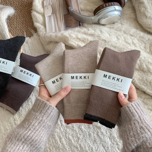 Gros plan de chaussettes bicolores aux tons terreux avec bords-côtes de qualité