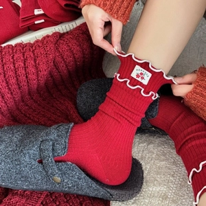 Chaussettes rouges tricotées à côtes avec bord volanté blanc et étiquette Romance