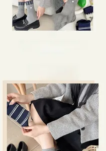 Detail von Ballet-Socken mit Schleifen und marineblauen Streifen für Damen im Set