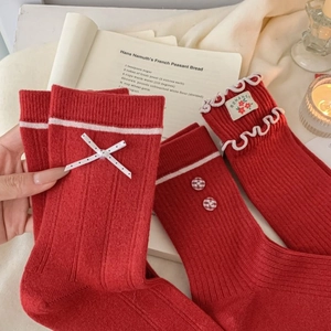 Chaussettes rouges en coton avec nœuds, boutons décoratifs et bordures en dentelle festonnée