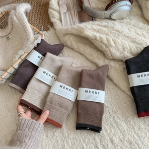Détails de cinq paires de chaussettes en tricot épais aux tons terre avec orteils contrastés