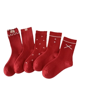 Cinq paires de chaussettes en coton rouge avec dentelle et nœuds de style festif