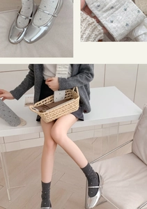 Détails de chaussettes grises à motifs floraux et pois en coton peigné de qualité