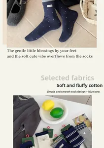 Details von Baumwollsocken im Ballett-Stil mit Streifen, Punkten und Schleifen