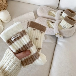 Chaussettes pelucheuses à rayures avec motifs de cœur et étiquette Happiness pour la maison