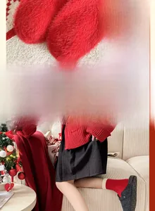Détail de chaussettes rouges en polaire de vison avec maille épaisse sans couture