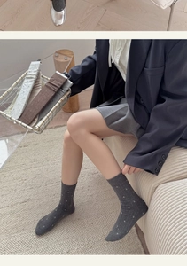 Détail de chaussettes élégantes à motifs floraux aux tons neutres pour style automnal