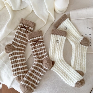 Chaussettes thermiques épaisses à rayures avec nœud et broderie cœur pour l'hiver