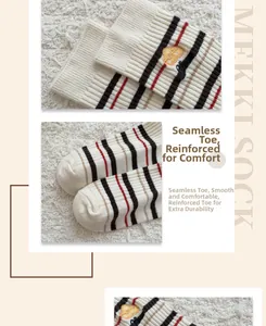 Détails de chaussettes en tricot crème à rayures et broderies avec pointe de pied renforcée