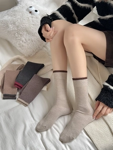 Texture de tricot détaillée de chaussettes en coton d'automne à revers contrastés