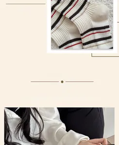 Détail de chaussettes mi-mollet en coton crème avec rayures colorées et maille côtelée
