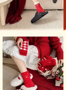 Détail de chaussettes d'hiver rouges en velours de vison velours avec texture polaire épaisse