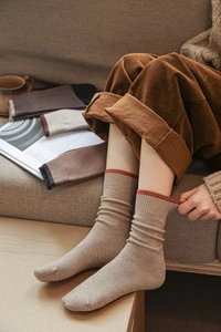 Détail de chaussettes en coton chaud avec revers côtelés contrastés aux tons terreux