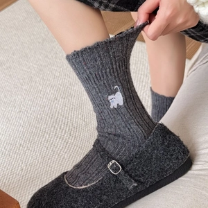 Chaussettes femme en laine grise avec broderie chat et texture côtelée d'hiver