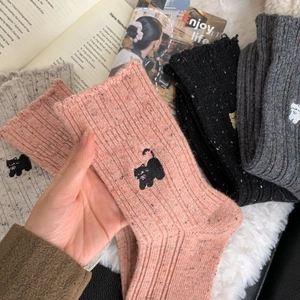 Chaussettes en laine tricotées avec mouchetures colorées et broderie chat mignon