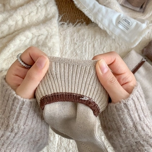 Gros plan montrant l'élasticité et la maille côtelée des chaussettes en laine