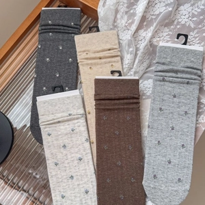 Cinq paires de chaussettes en coton brodé de fleurs aux tons neutres et style vintage