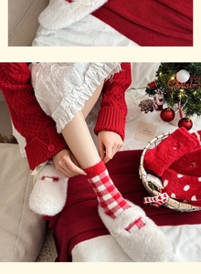 Chaussettes douillettes à carreaux rouges et blancs avec pantoufles en peluche de Noël