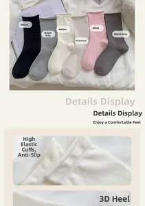 Detailopname van katoenen sokken met elastische boorden in zes pastelkleuren