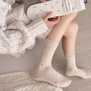Chaussettes mi-hautes élégantes en tricot beige avec broderie florale pour femmes