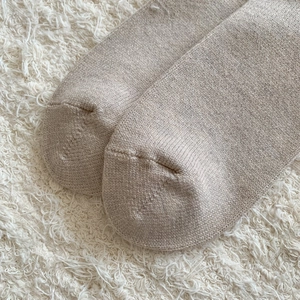 Gros plan détaillé de la couture sans couture sur chaussettes en coton tricoté beige